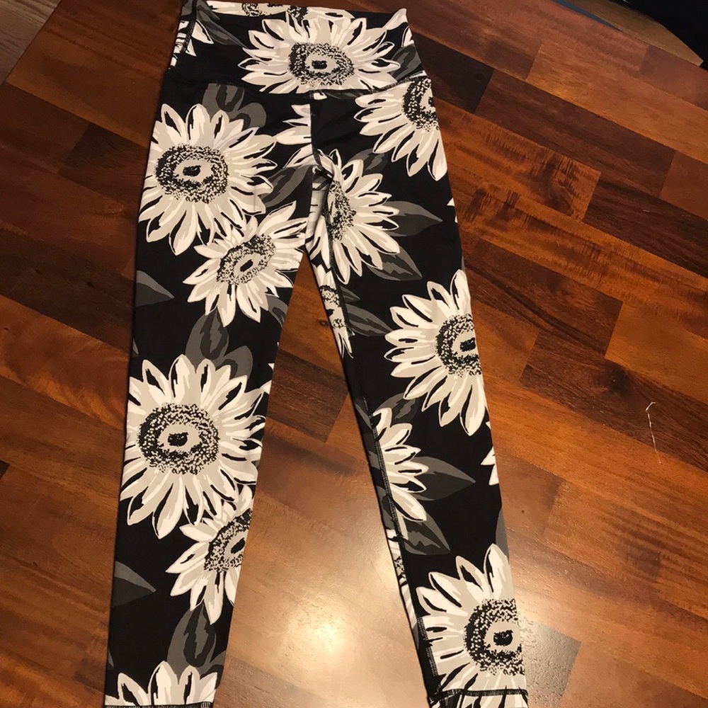 Super cute aerie flower leggings